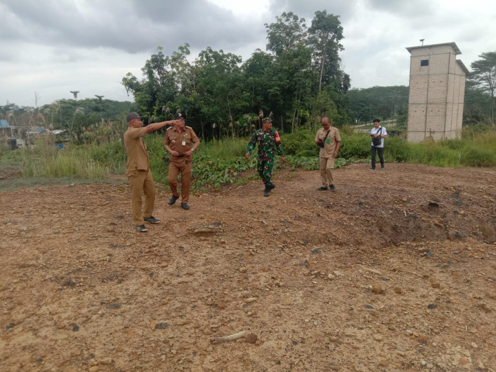 Giat pada Sore hari Senin, 12 Juni 2023 1. Mendapat kunjungan dari Pengadaan (Perseroan)  2. Peninjauan Lokasi Rencana Lahan Retensi di hadiri Lurah, Kasi Tapem beserta staf dan Babinsa.