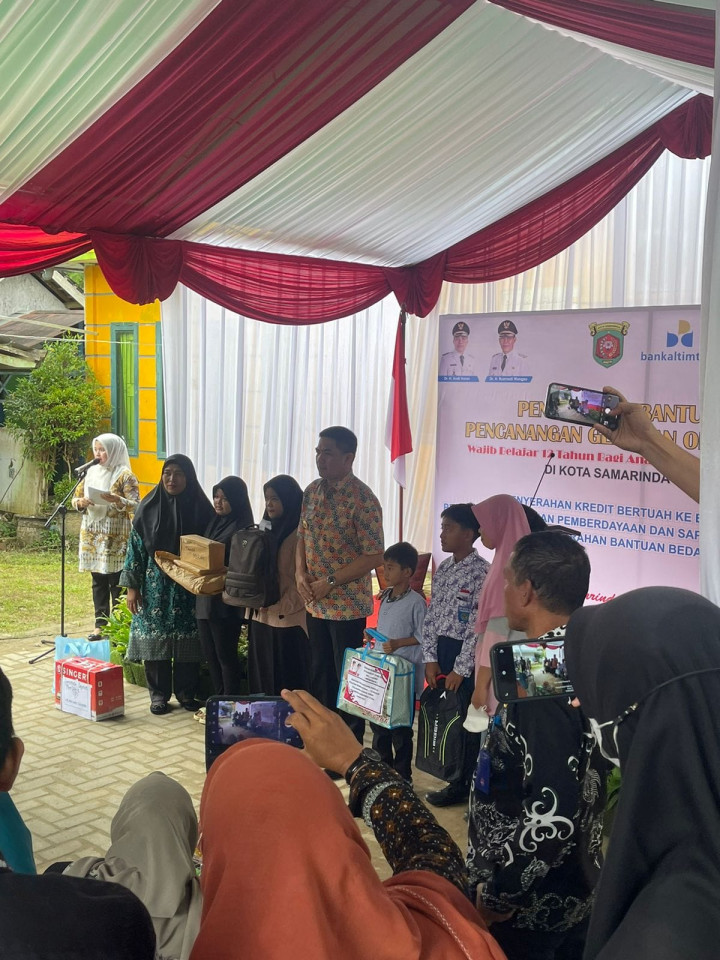 Kamis 15 Juni 2023, bantuan WRSE Perencanaan Gerakan Orang Tua Asuh Wajib Belajar 12 Thn bagi Anak Miskin Ekstrem Usia Sekolah tahun 2023 di Kec. Samarinda Utara & penyerahan secara simbolis dari Bapak H. Andi Harun Walikota Samarinda bidang pemberdayaan