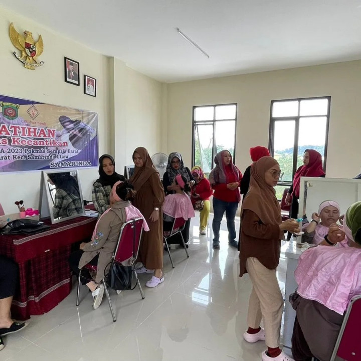 Giat Jum'at, 16 Juni 2023 Kegiatan Hari ke 2 Probebaya bidang Pemberdayaan Masyarakat. 1. Pelatihan Tata Rias untuk pada RT 01, RT 04, RT 06, RT 7, RT 08 dan RT 11 di Aula Kelurahan Sempaja Barat.