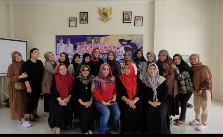 Giat Jum'at, 16 Juni 2023 Kegiatan Hari ke 2 Probebaya bidang Pemberdayaan Masyarakat. 1. Pelatihan Tata Rias untuk pada RT 01, RT 04, RT 06, RT 7, RT 08 dan RT 11 di Aula Kelurahan Sempaja Barat.
