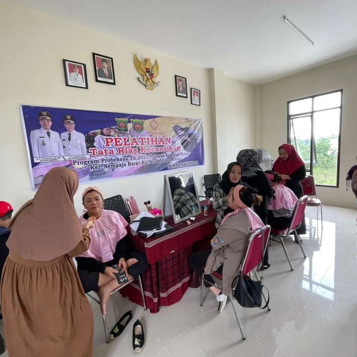 Giat Jum'at, 16 Juni 2023 Kegiatan Hari ke 2 Probebaya bidang Pemberdayaan Masyarakat. 1. Pelatihan Tata Rias untuk pada RT 01, RT 04, RT 06, RT 7, RT 08 dan RT 11 di Aula Kelurahan Sempaja Barat.