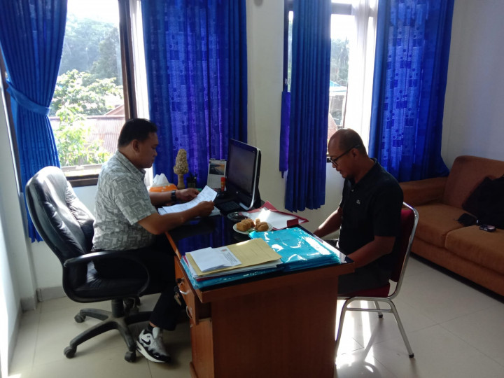 Giat, Jum'at 16 Juni 2023 1. Melaksanakan kerja bakti di area kantor kelurahan sempaja barat oleh seluruh staf. & Melakukan koordinasi masalah cipta kondisi dengan Kasi Tapem Kecamatan Samarinda Utara di hadiri Kasi Tapem beserta staf.