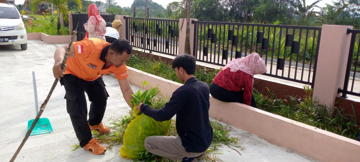 Giat, Jum'at 16 Juni 2023 1. Melaksanakan kerja bakti di area kantor kelurahan sempaja barat oleh seluruh staf. & Melakukan koordinasi masalah cipta kondisi dengan Kasi Tapem Kecamatan Samarinda Utara di hadiri Kasi Tapem beserta staf.