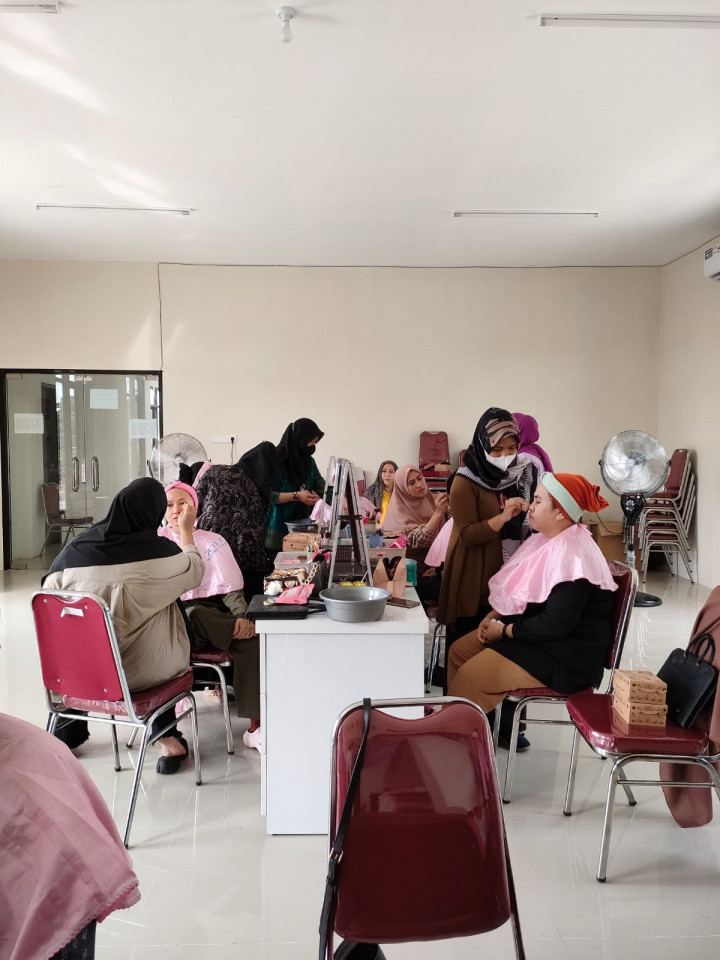 Sabtu 17 Juni 2023 Kegiatan Hari ke 3 Probebaya bidang Pemberdayaan Masyarakat. Pelatihan Tata Rias untuk pada RT 01, RT 04, RT 06, RT 7, RT 08 dan RT 11 di Aula Kelurahan Sempaja Barat.
