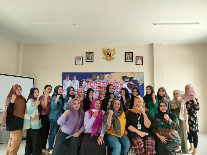 Sabtu 17 Juni 2023 Kegiatan Hari ke 3 Probebaya bidang Pemberdayaan Masyarakat. Pelatihan Tata Rias untuk pada RT 01, RT 04, RT 06, RT 7, RT 08 dan RT 11 di Aula Kelurahan Sempaja Barat.