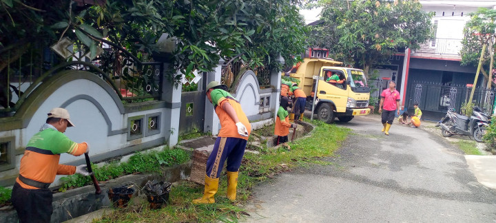Giat, Minggu 18 Juni 2023 Melaksanakan kegiatan Kerja bakti di lingkungan RT 06 dan RT 11 di kelurahan sempaja barat.