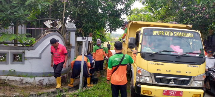 Giat, Minggu 18 Juni 2023 Melaksanakan kegiatan Kerja bakti di lingkungan RT 06 dan RT 11 di kelurahan sempaja barat.