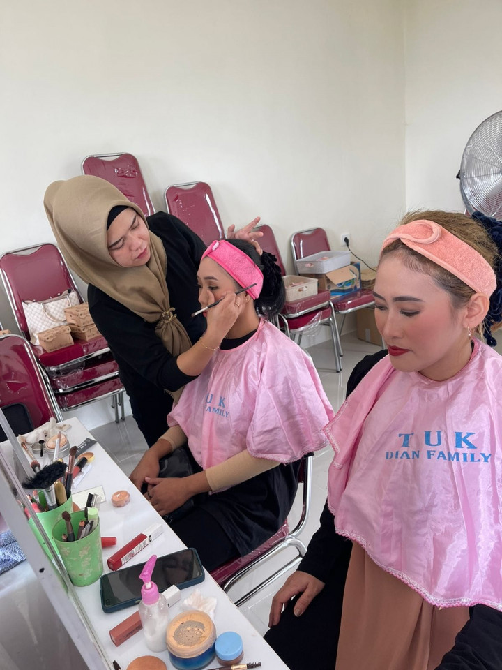 Kegiatan Probebaya bidang Pemberdayaan Masyarakat. Pelatihan Tata Rias untuk pada RT 01, RT 04, RT 06, RT 7, RT 08 dan RT 11 di Aula Kelurahan Sempaja Barat.