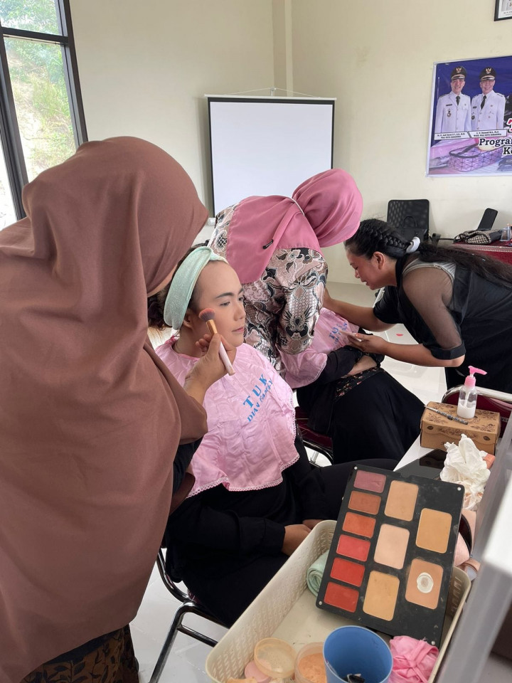 Kegiatan Probebaya bidang Pemberdayaan Masyarakat. Pelatihan Tata Rias untuk pada RT 01, RT 04, RT 06, RT 7, RT 08 dan RT 11 di Aula Kelurahan Sempaja Barat.