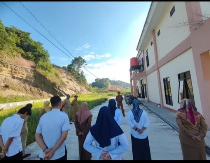 Giat, Senin 19 Juni 2023 Melaksanakan Apel Senin pagi di kelurahan sempaja barat di pimpin oleh Sekretaris Lurah.