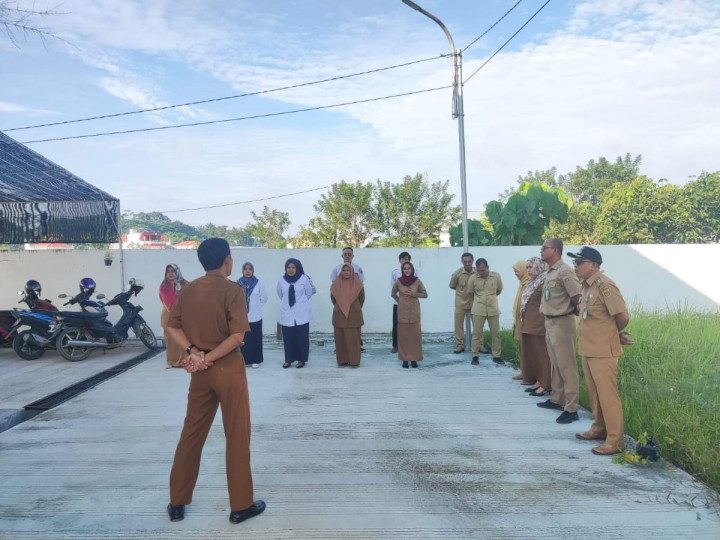 Giat, Senin 19 Juni 2023 Melaksanakan Apel Senin pagi di kelurahan sempaja barat di pimpin oleh Sekretaris Lurah.
