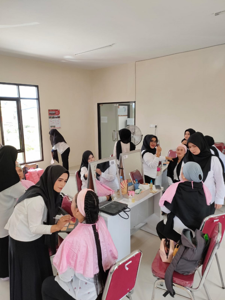 Senin 19 Juni 2023 Giat Probebaya bidang Pemberdayaan Masyarakat Pelatihan Tata Rias hari Terakhir untuk RT 01, RT 04, RT 06, RT 7, RT 08 dan RT 11, Pelatihan AC pada RT 01, RT 3, RT 5, RT 6, RT 10 dan RT 12 ,Pelatihan Dasawisma Eco Print di RT 01