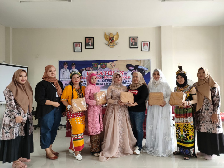 Senin 19 Juni 2023 Giat Probebaya bidang Pemberdayaan Masyarakat Pelatihan Tata Rias hari Terakhir untuk RT 01, RT 04, RT 06, RT 7, RT 08 dan RT 11, Pelatihan AC pada RT 01, RT 3, RT 5, RT 6, RT 10 dan RT 12 ,Pelatihan Dasawisma Eco Print di RT 01