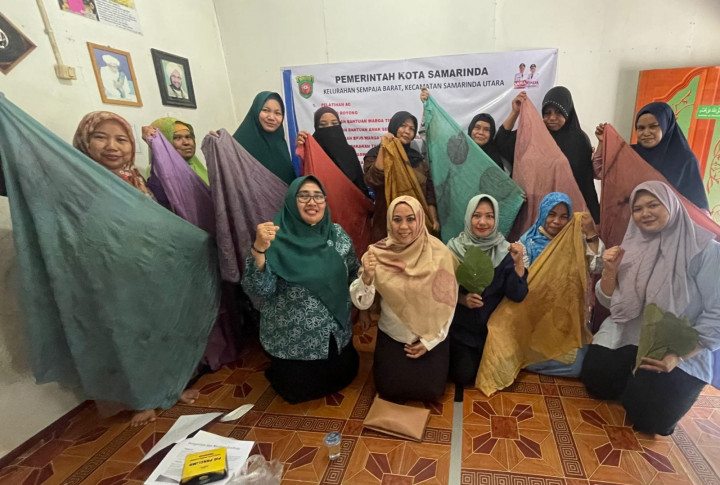Rabu 21 Juni 2023 Kegiatan Probebaya bidang Pemberdayaan Masyarakat, Pelatihan Dasawisma Eco Print di RT 03, Pelatihan Tata Boga di SMK 3 Samarinda, Pelatihan Tata Busana (Menjahit) di SMK 3 Samarinda.