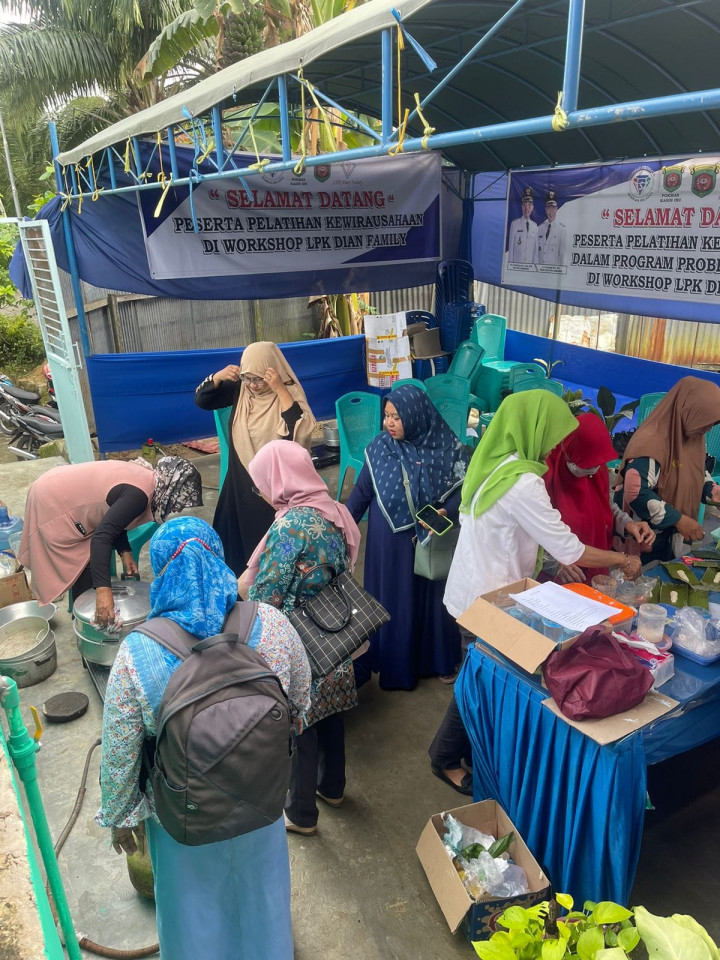 Rabu 21 Juni 2023 Kegiatan Probebaya bidang Pemberdayaan Masyarakat, Pelatihan Dasawisma Eco Print di RT 03, Pelatihan Tata Boga di SMK 3 Samarinda, Pelatihan Tata Busana (Menjahit) di SMK 3 Samarinda.