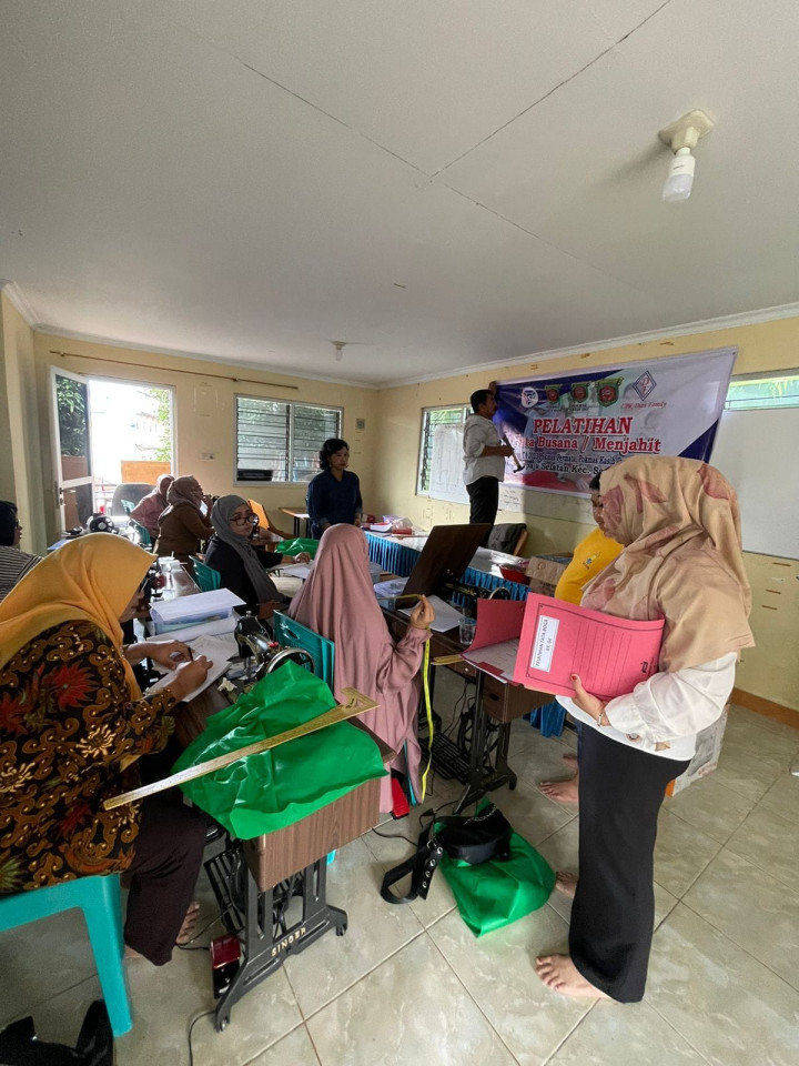 Rabu 21 Juni 2023 Kegiatan Probebaya bidang Pemberdayaan Masyarakat, Pelatihan Dasawisma Eco Print di RT 03, Pelatihan Tata Boga di SMK 3 Samarinda, Pelatihan Tata Busana (Menjahit) di SMK 3 Samarinda.