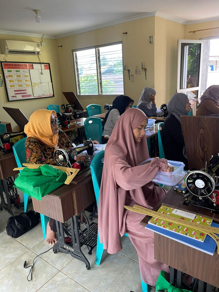 Rabu 21 Juni 2023 Kegiatan Probebaya bidang Pemberdayaan Masyarakat, Pelatihan Dasawisma Eco Print di RT 03, Pelatihan Tata Boga di SMK 3 Samarinda, Pelatihan Tata Busana (Menjahit) di SMK 3 Samarinda.