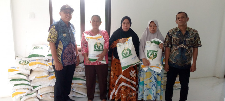 Kamis 22 Juni 2023, Mendistribusikan Beras CPP (Cadangan Pangan Pemerintah) Tahap 3 sebanyak 107 Karung Penerima Bantuan di Kelurahan Sempaja Barat.