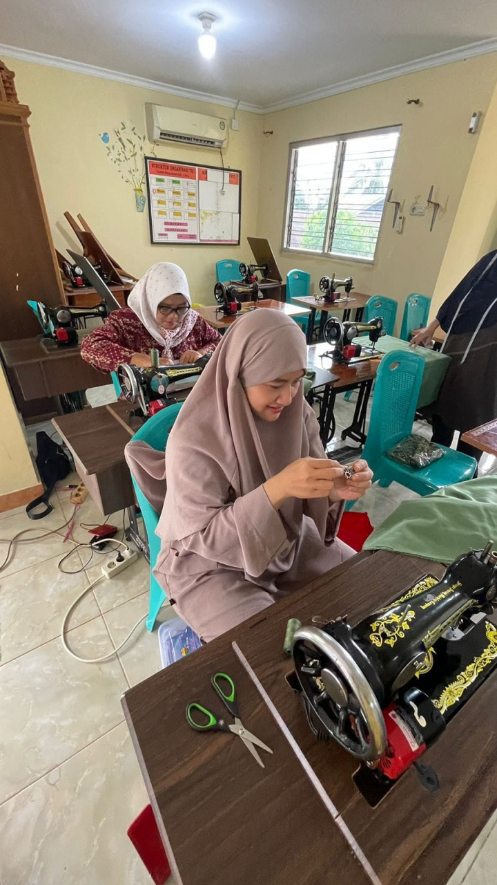 Jumat 23 Juni 2023 Kegiatan Probebaya bidang Pemberdayaan Masyarakat. Pelatihan Dasawisma Eco Print di RT 05 dan RT 06, Pelatihan Barista & Pelatihan Tata Busana (Menjahit) di SMK 3 Samarinda.