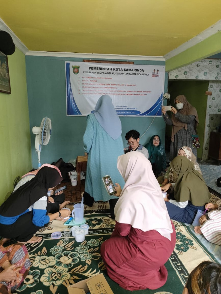 Giat, Minggu 25 Juni 2023 Kegiatan Probebaya bidang Pemberdayaan Masyarakat. Pelatihan pembuatan Sabun Cair pada RT 11.