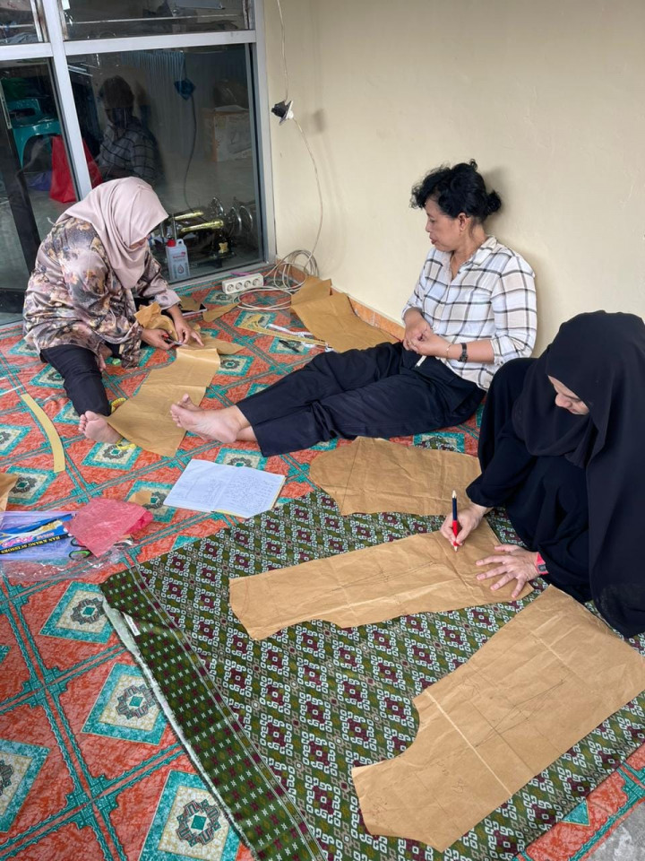 Senin 26 Juni 2023 Giat Probebaya Pemberdayaan Masyarakat. Pelatihan Tata Busana (Menjahit) di SMK 3 Samarinda. &  Pelatihan Dasawisma Eco Print di RT 10 dan RT 12.