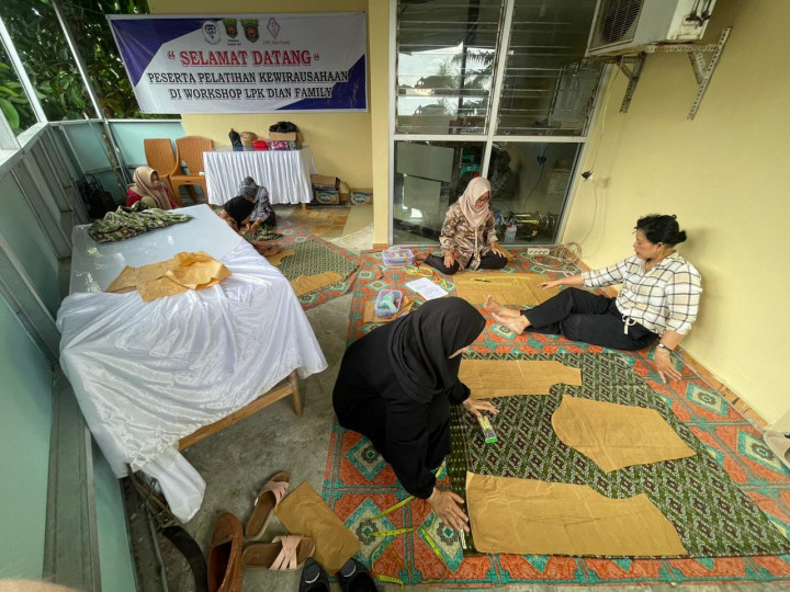 Senin 26 Juni 2023 Giat Probebaya Pemberdayaan Masyarakat. Pelatihan Tata Busana (Menjahit) di SMK 3 Samarinda. &  Pelatihan Dasawisma Eco Print di RT 10 dan RT 12.