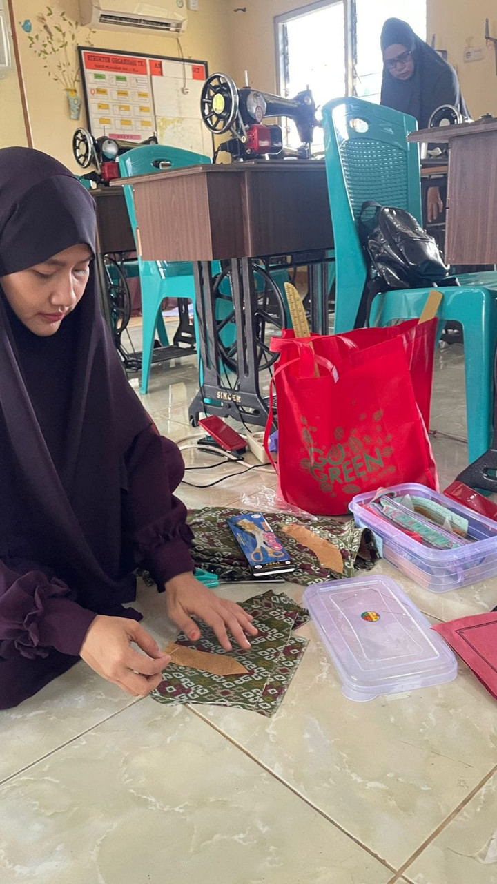 Selasa 27 Juni 2023 Keg.  Probebaya bidang Pemberdayaan Masyarakat. - Pelatihan Tata Busana (Menjahit) di SMK 3 Samarinda & Monitoring Keg.  Probebaya bidang Sapras.  - Semenisasi Jl. HM. Ardans RT 12 d