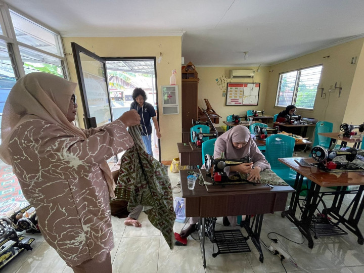 Sabtu 01 Juli 2023 Keg Probebaya bidang Pemberdayaan Masyarakat Pelatihan Menjahit di SMK 3 Samarinda, Penyerahan bantuan sembako dan anak sekolah di RT 01, Pemberian Makanan tambahan Balita dan Peragaan Alat Emodemo RT 02.