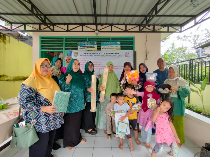 Giat Sabtu 01 Juli 2023 Penyerahan kepada posyandu Melati Balita pemberi makanan tambahan Balita dan dan Peragaan Alat Emodemo RT 05. 5. Penyerahan bantuan sembako dan anak sekolah di RT 07.