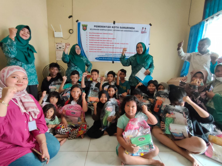 Giat Sabtu 01 Juli 2023 Penyerahan kepada posyandu Melati Balita pemberi makanan tambahan Balita dan dan Peragaan Alat Emodemo RT 05. 5. Penyerahan bantuan sembako dan anak sekolah di RT 07.