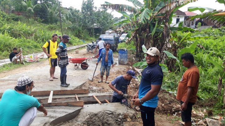 Giat Minggu, 2 Juli 2023 Gotong Royong membuat Jembatan dan Drainase secara Swadaya di Jl. HM Ardans Ring Road GG 5 Kelurahan Sempaja Barat.