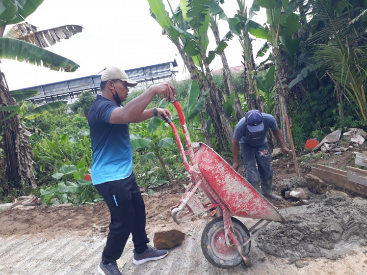 Giat Minggu, 2 Juli 2023 Gotong Royong membuat Jembatan dan Drainase secara Swadaya di Jl. HM Ardans Ring Road GG 5 Kelurahan Sempaja Barat.