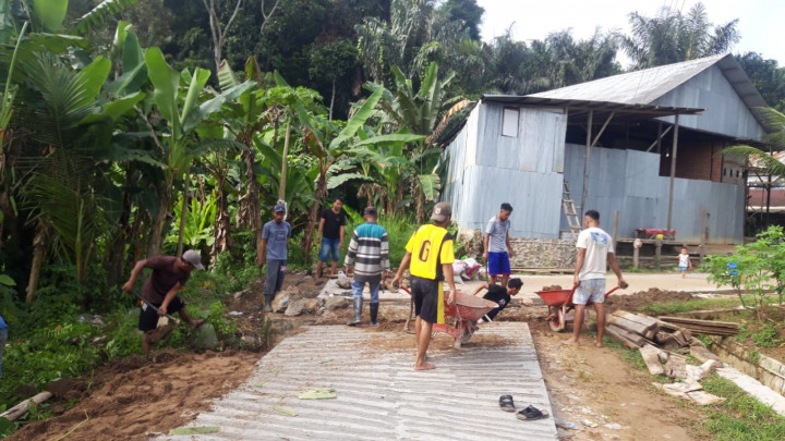 Giat Minggu, 2 Juli 2023 Gotong Royong membuat Jembatan dan Drainase secara Swadaya di Jl. HM Ardans Ring Road GG 5 Kelurahan Sempaja Barat.