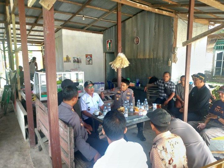 Biincang Serius Tapi Santai Kapolsek Sungai Pinang, Kompol Ahmad Abdullah SH MH, Lurah, Ketua LPM dan Ketua RT se-kelurahan sempaja barat untuk Menjaga & Meningkatkan Kondusifitas Kamtibmas di wilayah Kelurahan Barat Menjelang PEMILU Tahun 2024