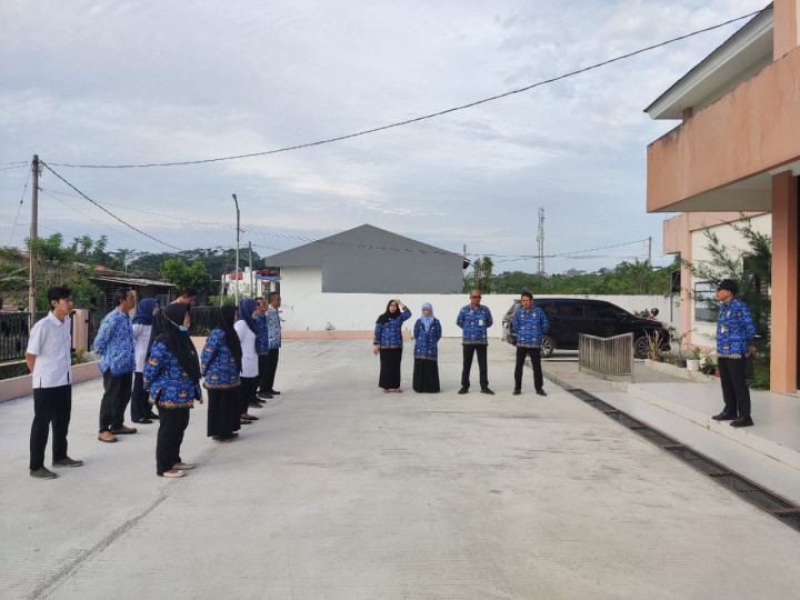 Giat, Senin 18 Juli 2023 1. Melaksanakan Apel pagi di kelurahan sempaja barat di pimpin oleh Lurah 2. dilanjutkan rapat koordinasi dengan staf kelurahan 3. Menghadiri Rapat Bimtek Aplikasi E-Tepian V2 dari Admin Adbang E-Tepian V2 Kota Samarinda