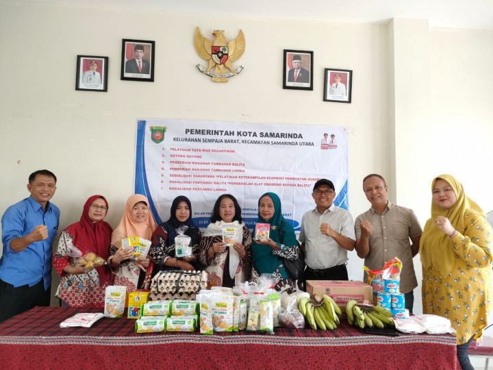 Giat, Senin 18 Juli 2023, Penyerahan Bantuan Sembako, Penyerahan Anak sekolah dan Penyerahan Makanan tambahan Balita dan Lansia  pada RT 4,5,6,7,8,9 dan RT 10 di kantor kel. sempaja barat
