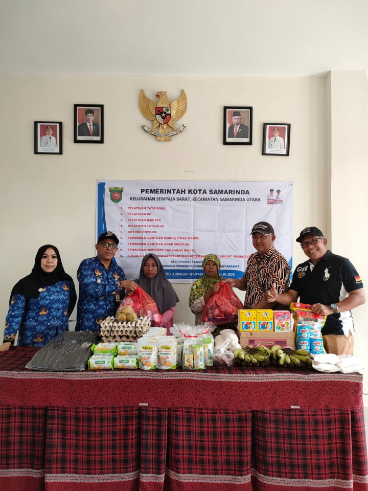 Giat, Senin 18 Juli 2023, Penyerahan Bantuan Sembako, Penyerahan Anak sekolah dan Penyerahan Makanan tambahan Balita dan Lansia  pada RT 4,5,6,7,8,9 dan RT 10 di kantor kel. sempaja barat