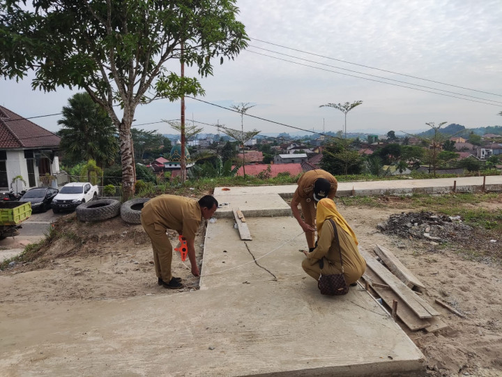 Giat, Selasa 18 Juli 2023 Monitoring Kegiatan Probebaya bidang Sapras. Meninjau serta pengukuran setelah Semenisasi di Perum TVRI Graha Asri di lapangan RT 05 dihadiri Lurah, Kasi Ekobang, Ketua pokmas dan Staf.
