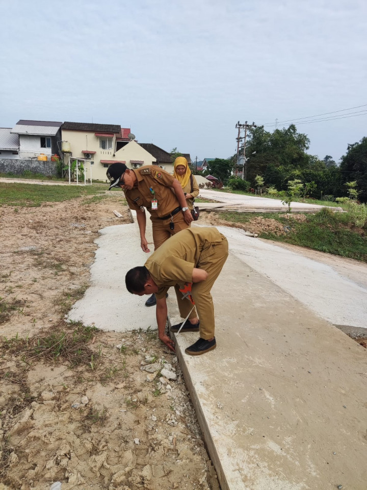 Giat, Selasa 18 Juli 2023 Monitoring Kegiatan Probebaya bidang Sapras. Meninjau serta pengukuran setelah Semenisasi di Perum TVRI Graha Asri di lapangan RT 05 dihadiri Lurah, Kasi Ekobang, Ketua pokmas dan Staf.