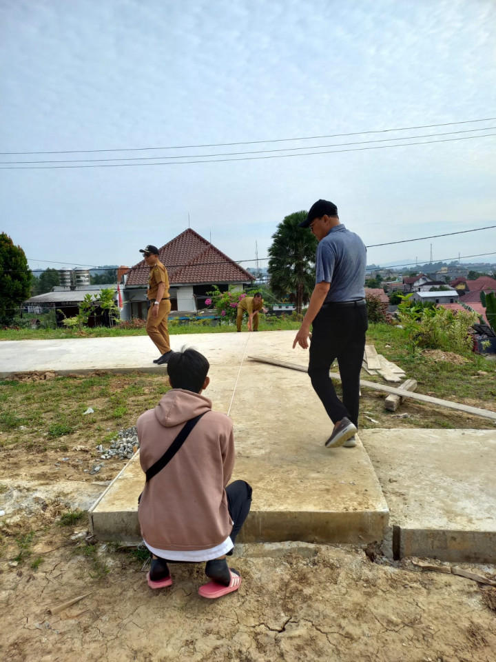 Giat, Selasa 18 Juli 2023 Monitoring Kegiatan Probebaya bidang Sapras. Meninjau serta pengukuran setelah Semenisasi di Perum TVRI Graha Asri di lapangan RT 05 dihadiri Lurah, Kasi Ekobang, Ketua pokmas dan Staf.