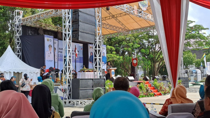 Giat, Rabu 19 Juli 2023 Menghadiri puncak hari kesatuan gerak PKK ke 51 tahun 2023 tingkat kota Samarinda di lapangan Gor Segiri di hadiri Lurah dan Ketua TP PKK kelurahan sempaja barat.
