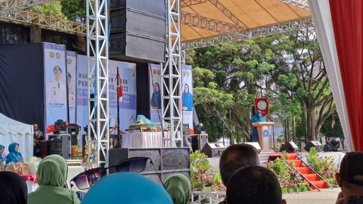 Giat, Rabu 19 Juli 2023 Menghadiri puncak hari kesatuan gerak PKK ke 51 tahun 2023 tingkat kota Samarinda di lapangan Gor Segiri di hadiri Lurah dan Ketua TP PKK kelurahan sempaja barat.