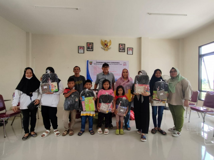 Giat 19 Juli 2023, Probebaya bidang Pemberdayaan Masyarakat, Penyerahan Bantuan Sembako, Penyerahan Anak sekolah  dan Penyerahan Makanan tambahan Balita di RT 12 di Aula Kantor Kelurahan Sempaja dihadiri Kasi Kesra, ketua pokmas beserta anggota