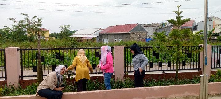 Giat, Jumat 21 Juli 2023, Melaksanakan kerja bakti di area sekitar kantor kelurahan sempaja barat di lakukan seluruh staf