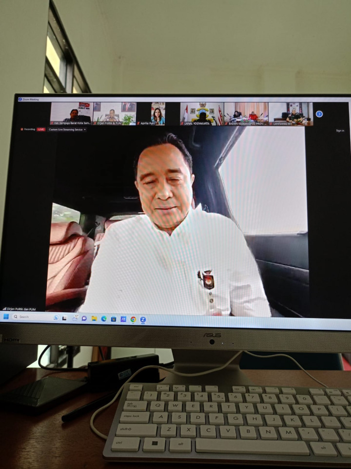 Giat, Jumat 21 Juli 2023.  Zoom Meeting rapat koordinasi virtual evaluasi pelaksanaan gerakan pembagian 10 juta bendera merah putih tahun 2023 diikut oleh Plh. Lurah an. Saryono