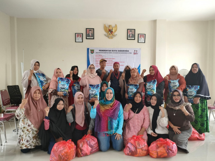 Giat, Minggu 23 Juli 2023 Kegiatan Probebaya bidang Pemberdayaan Masyarakat, Penyerahan Bantuan Sembako, Penyerahan Anak sekolah dan Penyerahan Makanan tambahan Balita di RT 03. Alhamdulillah