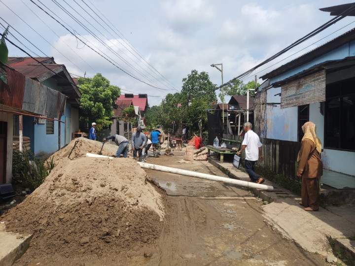 Giat, Selasa 25 Juli 2023 Monitoring Kegiatan Probebaya bidang Sapras pada tahun 2023 Peninjauan lokasi Semenisasi Jalan Jl. KH Wahid Hasyim 2 Gg. Sungai RT 11 di hadiri Kasi Ekobang beserta staf dan Ketua RT 11.