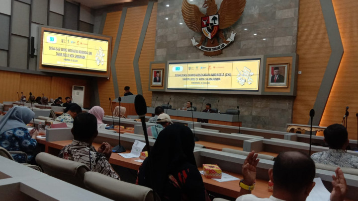 Giat, Jumat 28 Juli 2023 1. Sosialisasi Survei Kesehatan Indonesia (SKI) tahun 2023 di Kota Samarinda di Ruang Rapat Mangkupalas & Zoom Meeting tentang Rapat Koordinasi Virtual Evaluasi Pelaksanaan Gerakan Pembagian 10 Juta Bendera Merah Putih Tahun 2023