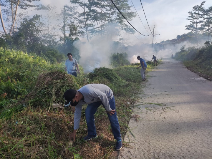 Giat, Minggu 30 Juli 2023 Kerja bakti di RT 01 dan RT 06 sekaligus Pembagian Bendera Merah Putih di Lampu Merah Simpang 4 Sempaja kepada masyarakat.