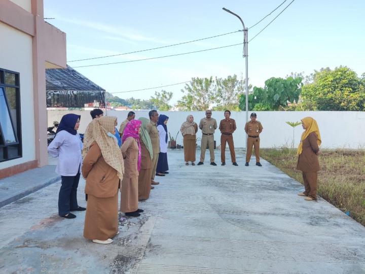 Giat, Senin 31 Juli 2023 1. Melaksanakan Apel Senin pagi di kelurahan sempaja barat & Melakukan pemasangan Banner standar pelayanan di area Pelayanan